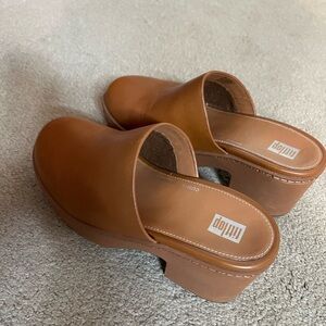 Camel leather fitflop clogs